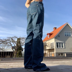 Lågmidjade jeans - Säljer nu mina sjukt snygga lågmidjade jeans ifrån Yanuk! Skicket är super bra 10/10 , köparen står för frakt , väldigt långa så passar upp mot 175cm