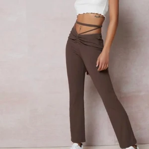 Bruna ribbade byxor med snörning - Jättesköna och snygga byxor!🤎 Sitter väldigt snyggt på och skulle säga att de passar XS-M eftersom de är stretchiga och mjuka. Endast testade💖