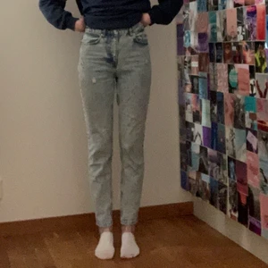 Momjeans Strl 34 - Mom jeans från Na-kd. Använda ca 5 ggr. Älskar den ljusblå färgen. Kunde inte lägga in rätt färg på bilden eftersom de är slutsålda på hemsidan. Köpare står för frakt (66kr). Pris 120kr + 66 = 186kr. Skriv privat för fler bilder. 