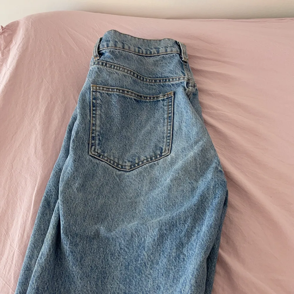 Zara jeans storlek 40, alldeles för stora för mig! Köparen står för frakt på 66 kr. Jeans & Byxor.