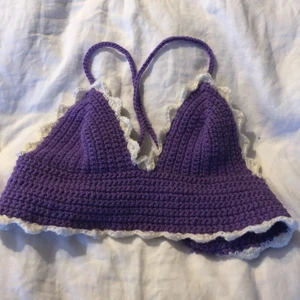 Virkad topp - Säljer denna topp som jag virkat själv, kan passa typ alla då det är knyte baktill. Jättefin i sommar att sola i eller använda som linne💕 buda från 50kr exklusive frakt