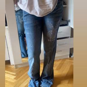 Sjukt coola jeans köptes nån gång på början av 20-talet i Berlin av min mamma, passar inte mig så bra är 155cm lång så utgå från de i längden storlek (W29 L32)