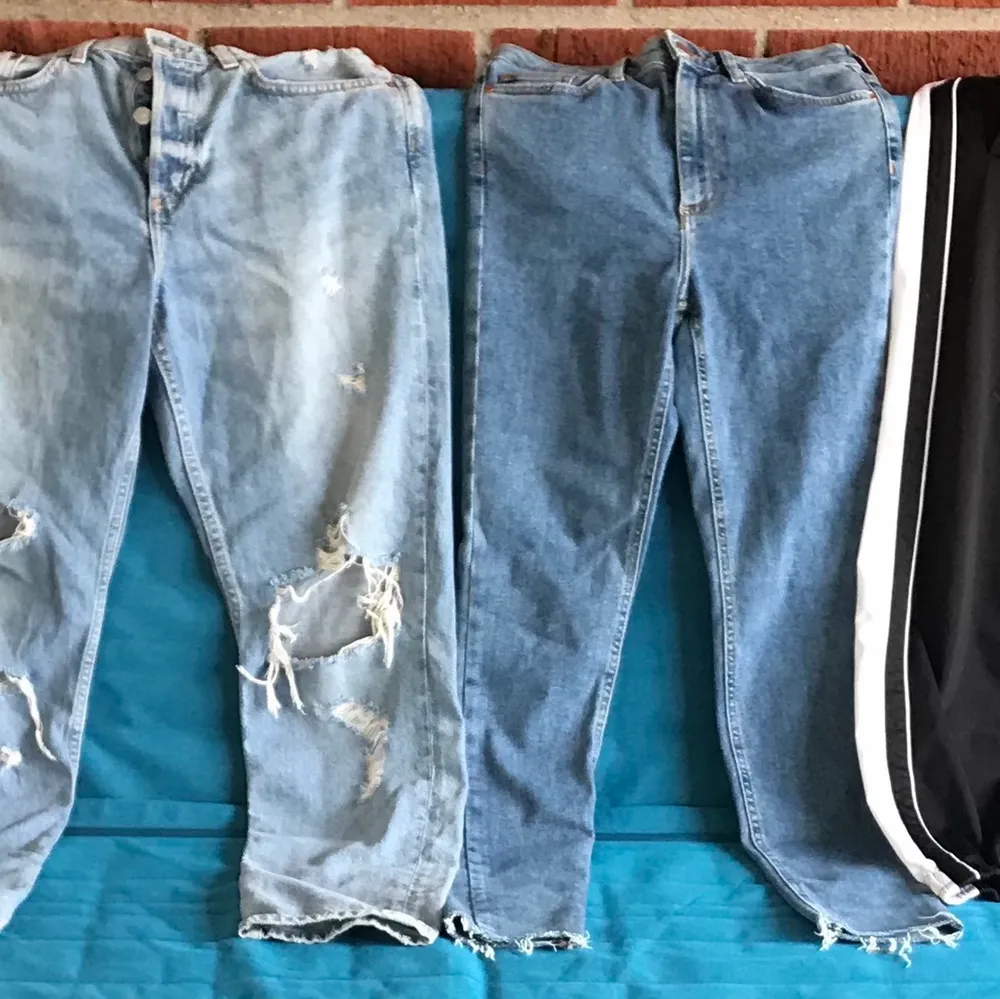 Olika byxor i nyskick och i olika storlekar, du får mer information när du skriver till mig🙂. Jeans & Byxor.
