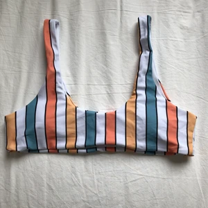 Bikini  - Säljer denna superfina bikiniöverdel från shein. Helt oanvänd, storlek L men skulle säga att den passar S. 