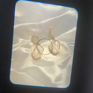 Säljer dessa trendiga örhängen med vita stenar🤍✨ Dessa örhängen är sååå fina men kommer tyvär inte till användning längre!🥺 Jag köpte dem för 99 kr på Ur & Penn  och säljer för 29 + 22 kr frakt eller mötas upp❣️ Kontakta för frågor eller fler bilder