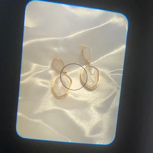 Trendiga örhängen - Säljer dessa trendiga örhängen med vita stenar🤍✨ Dessa örhängen är sååå fina men kommer tyvär inte till användning längre!🥺 Jag köpte dem för 99 kr på Ur & Penn  och säljer för 29 + 22 kr frakt eller mötas upp❣️ Kontakta för frågor eller fler bilder
