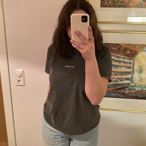 t-shirt  - t-shirt från urban outfitters! superfin men säljer då den inte används så mycke💕💕