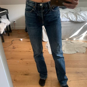 Zara jeans - Sjukt snygga och populära midrise jeans från Zara! Rak passform, långa på mig som är ca 170 cm. Har klippt en liten slits längst ned för att de ska falla snyggare över skon. Sparsamt använda då jag har ett par likadana i en annan storlek💕