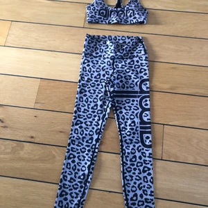 Aim’n set xs - Jättefint set från Amin i storlek XS.  Mycket sparsamt använt.  Tights 350kr, nypris 700kr Topp 200kr, nypris 400kr Setpris 500kr Hämtas i Osby, kan skickas mot porto