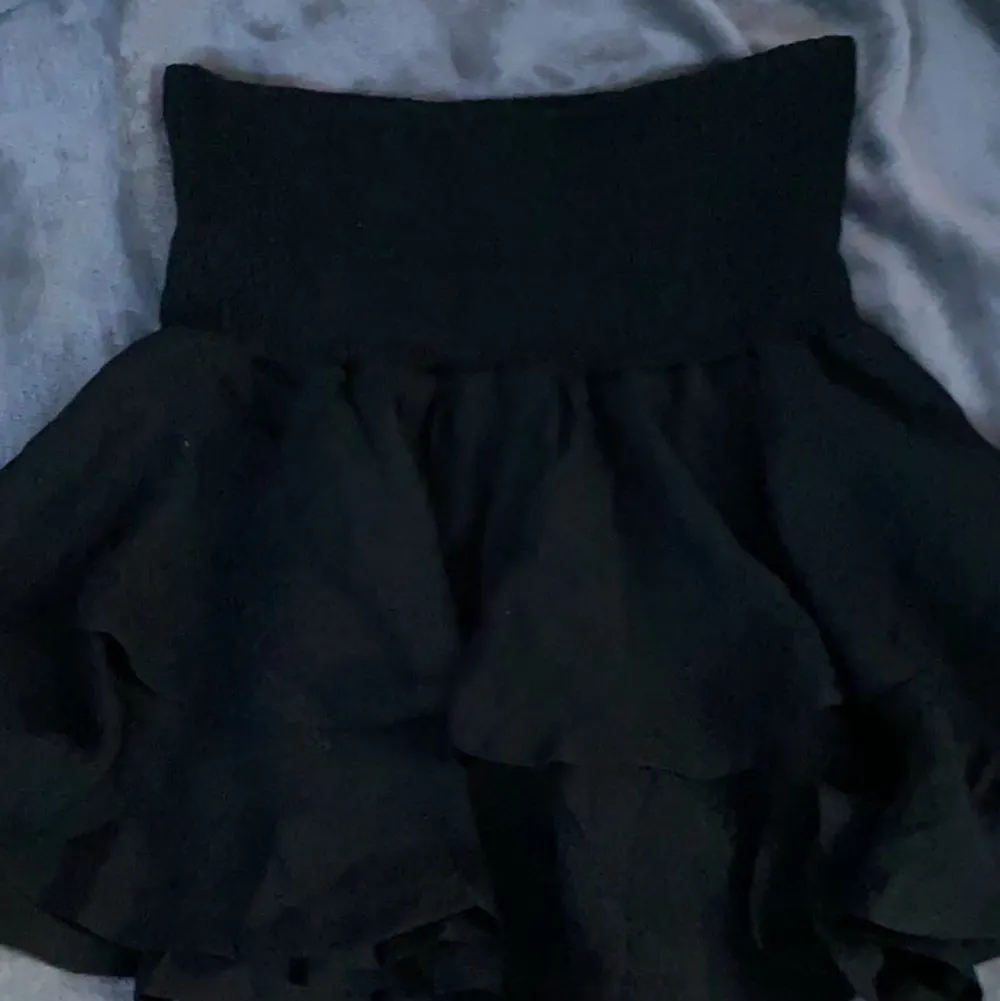 Säljer denna jätte fina populära svarta kjol från shein. Endast testad. Är i storleken M men passar även S. 💕. Kjolar.