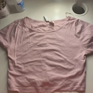 Croptop - Den är nyskick aldrig använt. Det står M men man kan ha som S också.