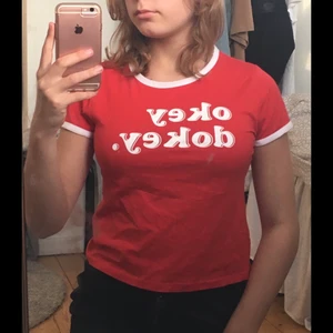 En t-shirt i stl XS/S - En röd/vit tröja med ett tryck där det står OKEY DOKEY. ENKEL OCH VÄLDIGT BEKVÄM❤️❤️🥰🥰