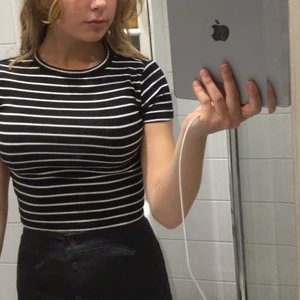 En tröja i stl XS - Detta är en svart vit randig tröja som sitter ganska tajt i modellen❤️❤️🥰🥰🤍🤍