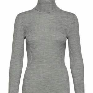 Grå ribbad polotröja - Säljer denna gråa ribbade polotröja, den är köpt från new yorker och har använts ungefär 3 gånger och kommer idag inte till användning, därför säljer jag den! Den sitter fint och kroppsnära, framhäver fina former men den är samtidigt stretchig! Inga fel på tröjan alls utan den är i ny skick! Stolek XS men passar även S! (Ser lite skrynklig ut eftersom den varit i garderoben ett tag men fixar sig i tvätten/med hjälp av styrkhjärn)