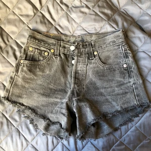 Levis shorts 501  - Sjukt snygga, svarta Levis jeans shorts i storlek w26  Köpte en storlek för liten och har därför inte kunnat använda de. Annars är de i riktigt bra skick.