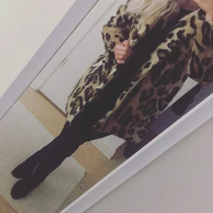 Pälsjacka i leopardmönster - Pälsjacka i fuskpäls med leopardmönster. Storlek: 38. Köparen står för frakt.