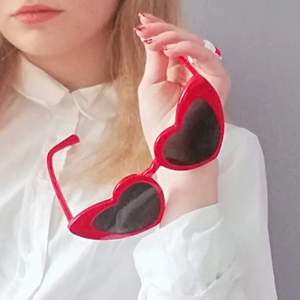 Röda, hjärtformade solglasögon ”Lolita” solglasögon. Endast använda ett fåtal gånger! Frakt 51kr eller avhämtning i Borås.