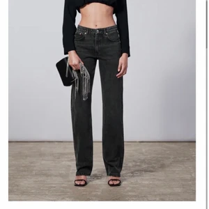 Gråa jeans - Säljer dessa gråa jeansen från Zara! Aldrig använda💗 budgivning om många är intresserade, köp direkt 600kr