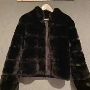 Hollies Stocholm fusk päls jacka  - Säljer nu denna hollies jacka, inköpt för 1600kr i storlek 38 (liten i storleken) men passar om du har 34/36 vanligt vis. Köptes för ca ett år sen och sparsamt använd sedan dess💖 köparen står för frakt, hör av dig vid frågor eller funderingar🥰
