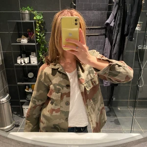Zara jacka  - Super fin vårig militärjacka från zara