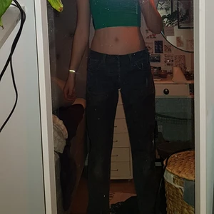 Lågmidjade jeans - Säljer dessa lågmidjade grå/svarta jeans från Jack&Jones i herrmodell. Jag är ca 168 och de är lite långa för mig och även lite stora i midjan. Skulle säga att de passar ungefär S och att man är 170-180