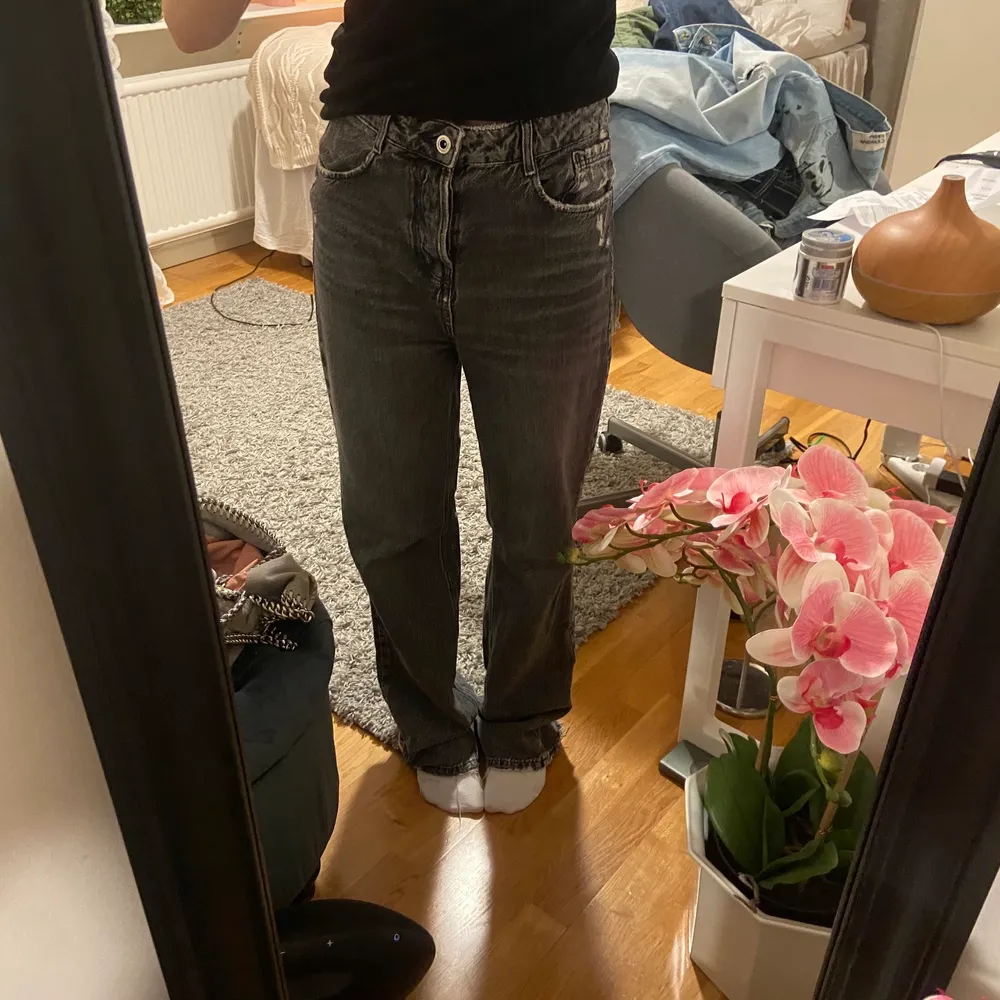 Säljer dessa zara jeans som var populära för ca 1 år sedan💕. Jeans & Byxor.