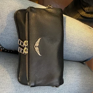 Zadig väska  - Säljer denna snygga Zadig väska. Skick: 9/10. Lägger ut igen pga oseriös köpare. Högsta bud: 1000kr. Köp direkt för 1100