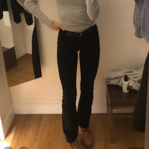 Levis 715 svarta jeans - Supersnygga vintage svarta jeans från Levis, utgången modell. De formar rumpan jättebra och är stretchiga! Nypris 1200, säljer för 500. 