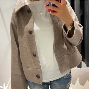 Kappahl kappa - Intressekoll!! På denna fina jacka ifrån Kappahl. Inte använt den så många gånger så den är i super skick👌 (Första bilden är lånad) Men kan skicka fler bilder om det önskas!❣️