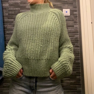 Oversize stickad tröja! - Jätte fin grön tjock och mysig oversize stickad tröja i nytt skick!❤️