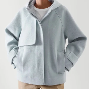 Cos - Har bestämt mig nu för att sälja denna kappa från cos för det var många intresserade. Den är använd fåtal gånger och är i jättebra skick!💓 BUDET LIGGER PÅ 1750kr