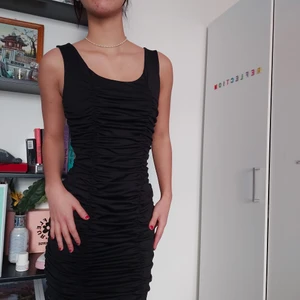 Festklänning  - Jättefin svart festklänning som är figursydd och väldigt stretchig. Syns inte i bilden med den slutar ungefär mitten av mitt lår är 163, kan skicka mått om det skulle önskas!:)