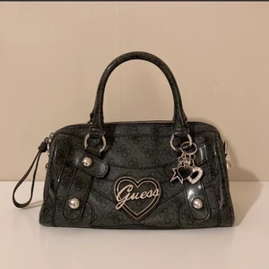 Guess handväska - Skitbra skick, säljes pga jag inte fick så mycket användning av den                                                                 Tveka inte om att höra av dig om du vill ha fler bilder!!!