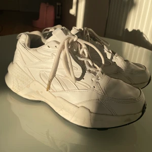 Reebok sneakers - Köptes på sneakers corner i Göteborg! Nypris 1099kr. Använda men bra skick! Väldigt sköna och stilrena skor som passar till allt! 