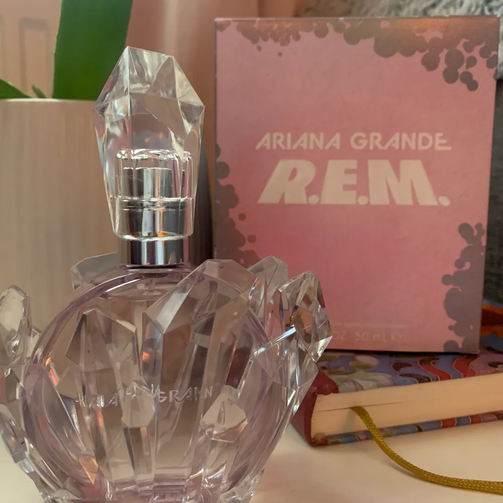 Ariana grande R.E.M parfym, 50ml. Aldrig använd endast luktad på den. Fick i present med var inte i min smak.💞🌸 pris kan diskuteras (rek pris. 540kr). Accessoarer.