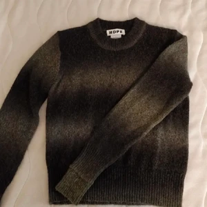 Hope tone sweater  - Världens finaste tröja som skiftar i gröna nyanser, som tyvärr inte får någon användning. Den är mycket sparsamt användning och nypris på den är 1600kr. 