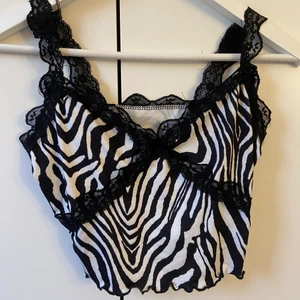Zebra topp - Säljer detta zebra linne för att jag inte får användning av det längre💗 som ni ser på andra bilden har jag sytt upp banden då de vara jätte långa på mig, skriv till mig om ni vill ha fler bilder på banden💗