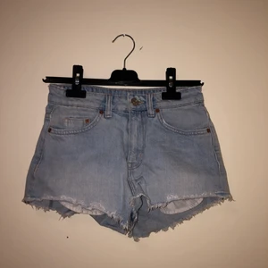 Jeansshorts  - Jeansshorts från H&M, storlek 34🤍