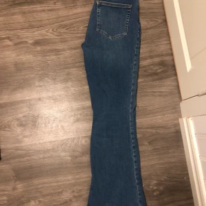 Blåa jeans - Fina utsvängda jeans från Cubus, endast använda några fåtal gånger. Stretchiga i materialet 
