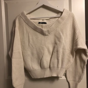 Stickad tröja - En krämvit stickad tröja från Gina i stl M. Väldigt fin i skicket och är cirka 1 år gammal. Den är ganska kort på mig och jag är 172cm lång. Skriv till mig om du vill ha fler bilder eller om du har någon fråga. Köparen står för eventuell frakt.