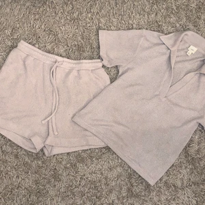 Beige mjukisset - Ett bra set för sommarn☀️💞, kommer från H&M. Har nästan aldrig använt den. Säljer den eftersom den inte  används. Shorts S, tröja XS. Köparen står för frakt.