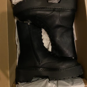 Svarta boots - Säljer dessa så snygga svarta boots grån Pull and Bear. Använda en gång så i superbra skick, som nya. Säljer oga inte min stil. De har en dragkedja som kan vara obekväm om du inte har långa strumpor men tror man mest behöver gå in de lite💕 köpare står för frakten🤍