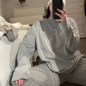 BLÅ LÅNGÄRMAD TRÖJA - blå långärmad tröja från collusion, asos. storlek M. 127 kr med frakt inkluderat.