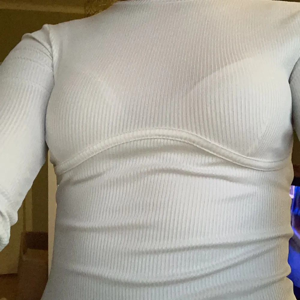 En vit långärmad HM tröja som är lagom använd men i jättebra skick. Tröjan är ribbad och har en söm som går under brösten. Det är storlek XS men passar också som S . Tröjor & Koftor.