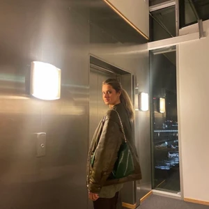 Grön jacka  - Super snygg grön jacka från H&M. I storlek S men funkar för mig som är M (sitter ej tajt). Säljer för 300-400kr😍