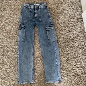 Cargo pants i jeans typ med sjukt snygg wash, köpta på junkyard för sjukt länge sedan och inte använda på jätte länge då dom blivit alldeles för små!! Jättebra skick 