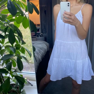 Klänning - En vit sommarklänning från H&M, storlek M