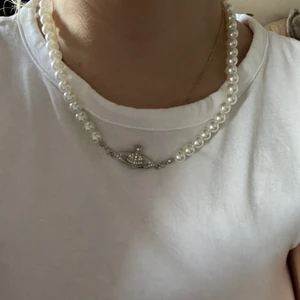 Pärlhalsband  - Superfint pärlhalsband, får dock aldrig användning för det längre. FRAKT INGÅR 💕