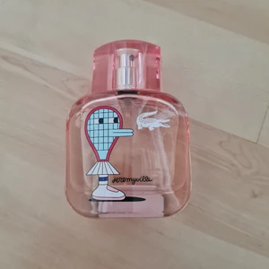 L.12.12 French Panache PE Eau de Toilett - Denne super lækre parfume sælges da den ikke lige er noget for mig. Den hedder L.12.12 French Panache PE Eau de Toilette og er på 50ml Har ikke længere kassen til den 