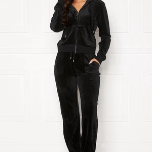 Juicy couture-set - Säljer mitt svarta Juicy-set i strl Xs för att jag fick två i julklapp. Använda 2-3 gånger, nypris 2100 